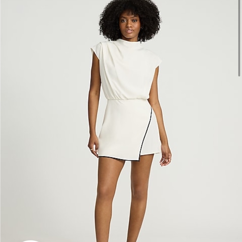 Tipped Mock Neck Cap Sleeve
Ruched Romper express XL